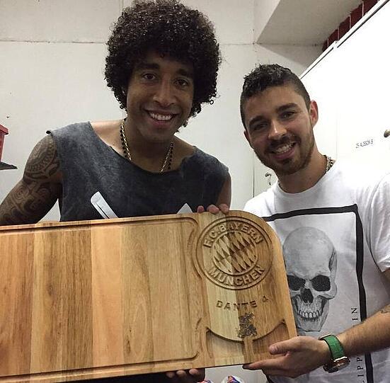 Nicht nur Rafinha ist derzeit in Brasilien unterwegs, auch Dante ist auf Heimaturlaub. Als Geschenk gab's übrigens ein besonderes Barbecue Holzbrett.