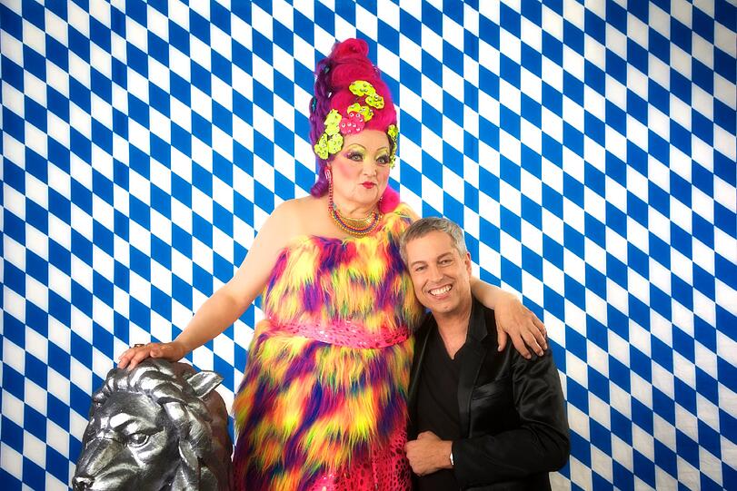 Thomas Hermanns mit Marianne Sägebrecht als Mamma Bavaria Toleranta in &bdquo;Bussi &ndash; das Munical&ldquo;.