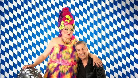 Thomas Hermanns mit Marianne Sägebrecht als Mamma Bavaria Toleranta in &bdquo;Bussi &ndash; das Munical&ldquo;.