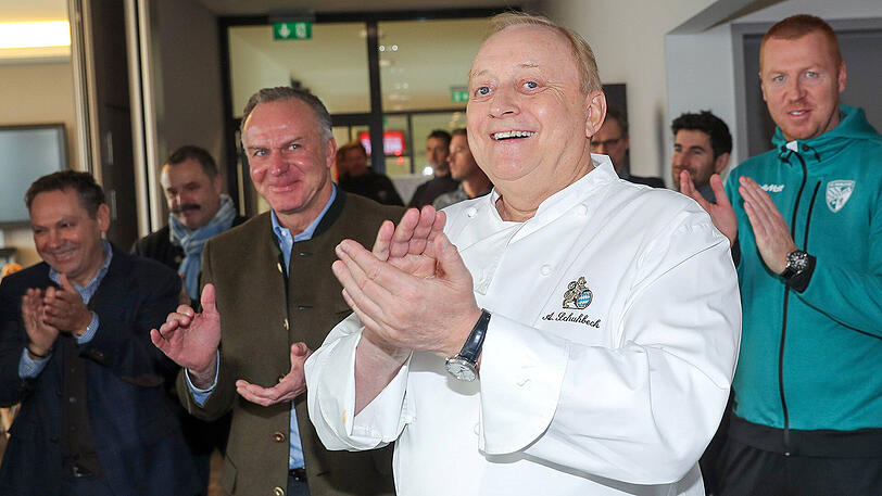 Alles aus einer Hand: Karl-Heinz Rummenigge bringt Würste Marke Uli Hoeneß mit, Starkoch Alfons Schuhbeck behält den professionellen Überblick. Von rechts: Walpurgis, Schuhbeck und Rummenigge.