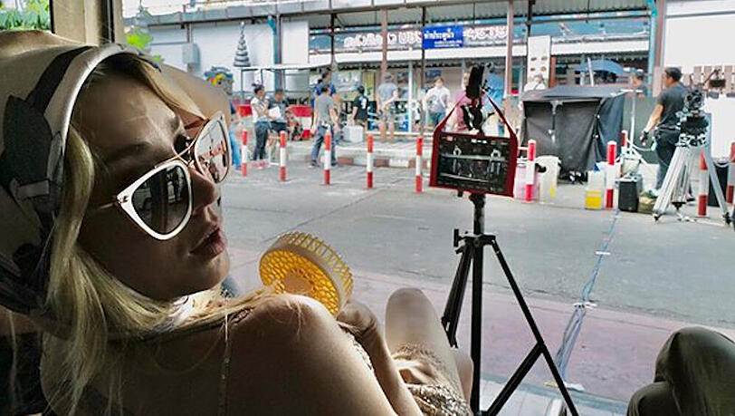 Kaley Cuoco am Set ihres neuen Films in Bangkok Kaley Cuoco am Set ihres neuen Films in Bangkok