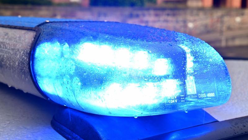 Ein Streifenwagen der Polizei steht mit eingeschaltetem Blaulicht. Foto: Carsten Rehder/dpa/Symbolbild Ein Streifenwagen der Polizei steht mit eingeschaltetem Blaulicht. Foto: Carsten Rehder/dpa/Symbolbild