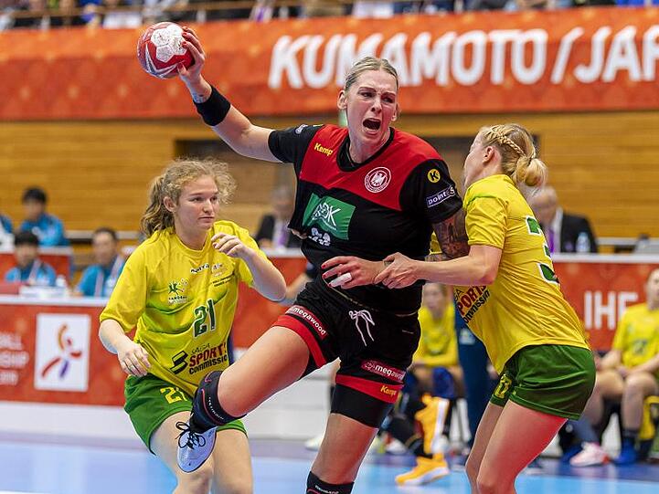 Lisa Schulze (M) kommt gegen Australiens Abwehr aus Manon Livingstone (l) und Brianna Keyes zum Wurf.