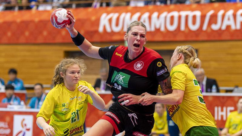 Lisa Schulze (M) kommt gegen Australiens Abwehr aus Manon Livingstone (l) und Brianna Keyes zum Wurf. Lisa Schulze (M) kommt gegen Australiens Abwehr aus Manon Livingstone (l) und Brianna Keyes zum Wurf.