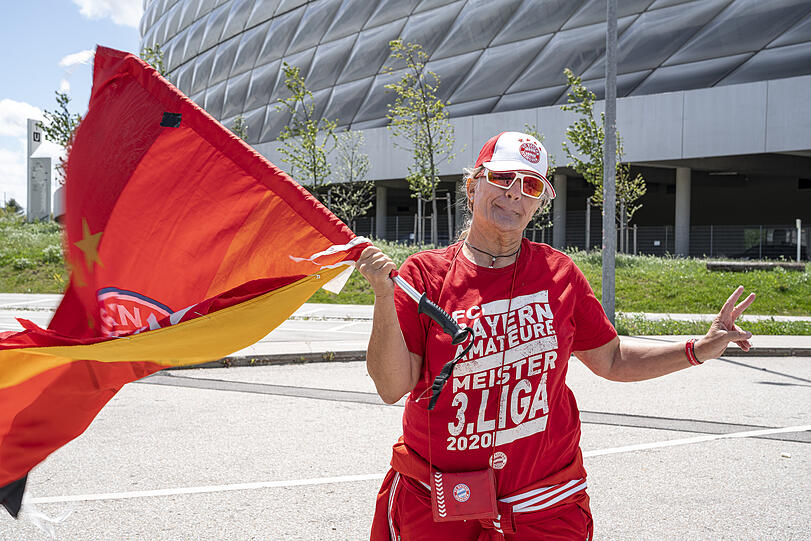 Ein paar kartenlose Fans haben sich dann doch recht nah an die Arena herangeschlichen.