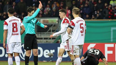 Der Schiedsrichter Matthias Jöllenbeck (2.v.l.) zeigt Florian Flick (3.v.l.) die rote Karte.