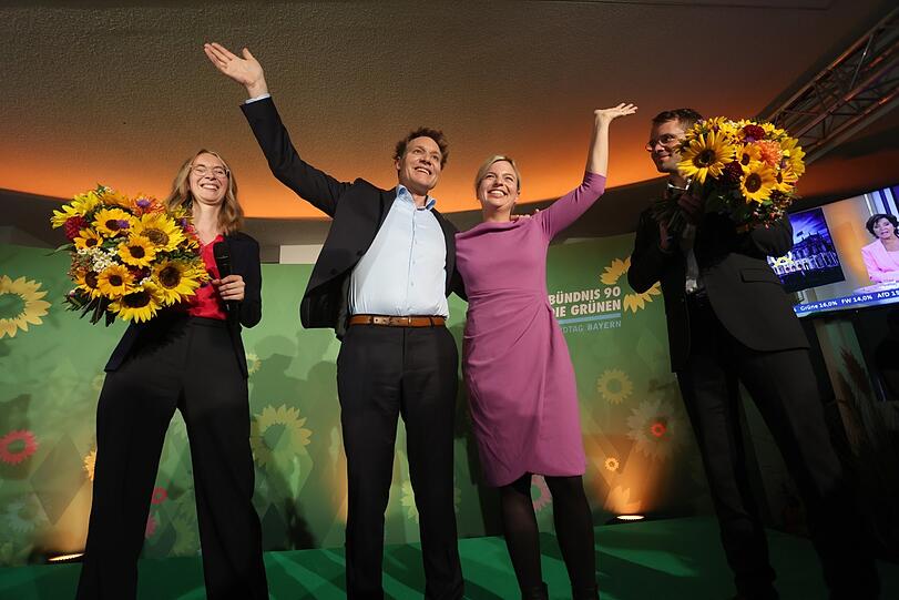 Bei den Grünen war die Stimmung noch besser als das Ergebnis: Die Landesvorsitzenden von Bündnis 90/Die Grünen, Eva Lettenbauer (links) und Thomas von Sarnowski (rechts) und die beiden Spitzenkandidaten der Partei, Katharina Schulze und Ludwig Hartmann nach der Bekanntgabe der ersten Prognose.