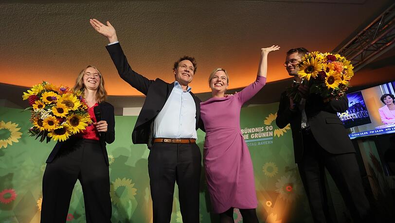 Bei den Grünen war die Stimmung noch besser als das Ergebnis: Die Landesvorsitzenden von Bündnis 90/Die Grünen, Eva Lettenbauer (links) und Thomas von Sarnowski (rechts) und die beiden Spitzenkandidaten der Partei, Katharina Schulze und Ludwig Hartmann nach der Bekanntgabe der ersten Prognose. Bei den Grünen war die Stimmung noch besser als das Ergebnis: Die Landesvorsitzenden von Bündnis 90/Die Grünen, Eva Lettenbauer (links) und Thomas von Sarnowski (rechts) und die beiden Spitzenkandidaten der Partei, Katharina Schulze und Ludwig Hartmann nach der Bekanntgabe der ersten Prognose.