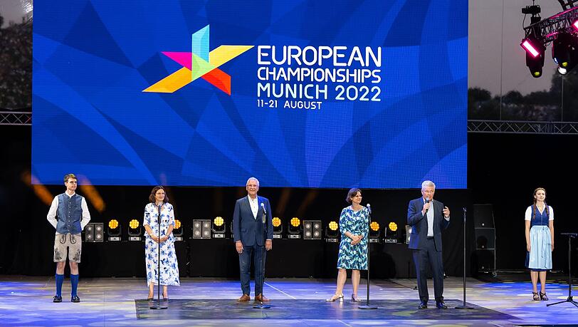 Marion Schöne (l-r), Joachim Herrmann, Juliane Seifert und Dieter Reiter stehen bei der Eröffnung der European Championships 2022 auf der Bühne.