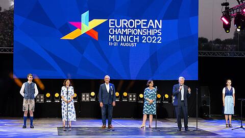 Marion Schöne (l-r), Joachim Herrmann, Juliane Seifert und Dieter Reiter stehen bei der Eröffnung der European Championships 2022 auf der Bühne.
