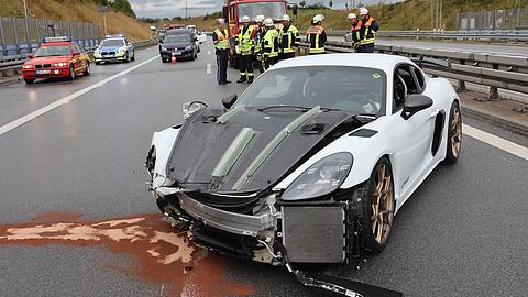Der Porsche hat nach dem Unfall auf der A94 nur noch Schrottwert.