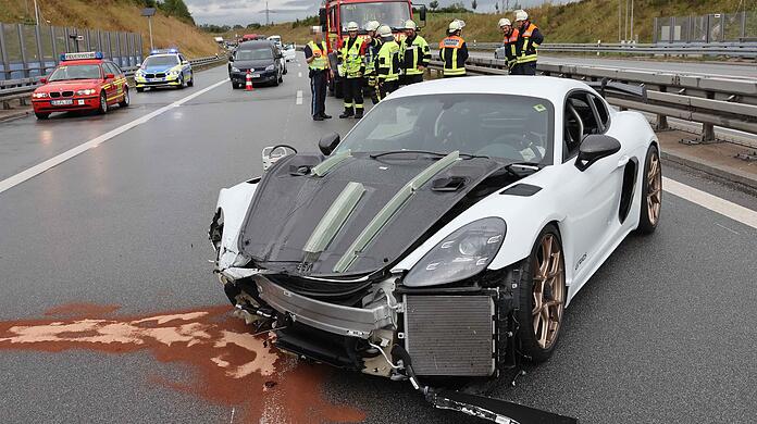 Der Porsche hat nach dem Unfall auf der A94 nur noch Schrottwert.