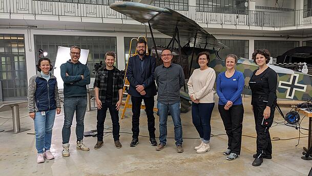 Treffen in der Flugwerft mit dem Projektteam aus den Niederlanden – von links: Marisa Pamplona, Konservierungswissenschaftlerin am Deutschen Museum, Jeroen Jazet vom niederländischen Dokumentarfilmteam, Andreas Hempfer, Kurator für Historische Luftfahrt am Deutschen Museum, Alfred Staarman, Kurator am Militärmuseum Soesterberg, Bernhard Wörrle, Provenienzforscher am Deutschen Museum, ein weiterer Mitarbeiter des niederländischen Dokumentarfilmteams, Clarimma Sessa und Eva Mariasole Angelin von der TUM School of Engineering and Design in Garching.