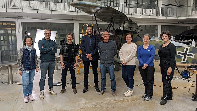 Treffen in der Flugwerft mit dem Projektteam aus den Niederlanden – von links: Marisa Pamplona, Konservierungswissenschaftlerin am Deutschen Museum, Jeroen Jazet vom niederländischen Dokumentarfilmteam, Andreas Hempfer, Kurator für Historische Luftfahrt am Deutschen Museum, Alfred Staarman, Kurator am Militärmuseum Soesterberg, Bernhard Wörrle, Provenienzforscher am Deutschen Museum, ein weiterer Mitarbeiter des niederländischen Dokumentarfilmteams, Clarimma Sessa und Eva Mariasole Angelin von der TUM School of Engineering and Design in Garching. Treffen in der Flugwerft mit dem Projektteam aus den Niederlanden – von links: Marisa Pamplona, Konservierungswissenschaftlerin am Deutschen Museum, Jeroen Jazet vom niederländischen Dokumentarfilmteam, Andreas Hempfer, Kurator für Historische Luftfahrt am Deutschen Museum, Alfred Staarman, Kurator am Militärmuseum Soesterberg, Bernhard Wörrle, Provenienzforscher am Deutschen Museum, ein weiterer Mitarbeiter des niederländischen Dokumentarfilmteams, Clarimma Sessa und Eva Mariasole Angelin von der TUM School of Engineering and Design in Garching.