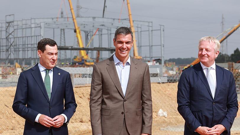 Spaniens Regierungschef Pedro S&aacute;nchez (M), Andalusiens Regionalregierungschef Juanma Moreno (l) und der Chef des Energieunternehmens Moeve, der Niederl&auml;nder Maarten Wetselaar, haben symbolisch den Grundstein f&uuml;r die derzeit gr&ouml;&szlig;te Anlage S&uuml;deuropas zur Produktion gr&uuml;nen Wasserstoffs aus erneuerbaren Energiequellen in der Region Huelva gelegt.