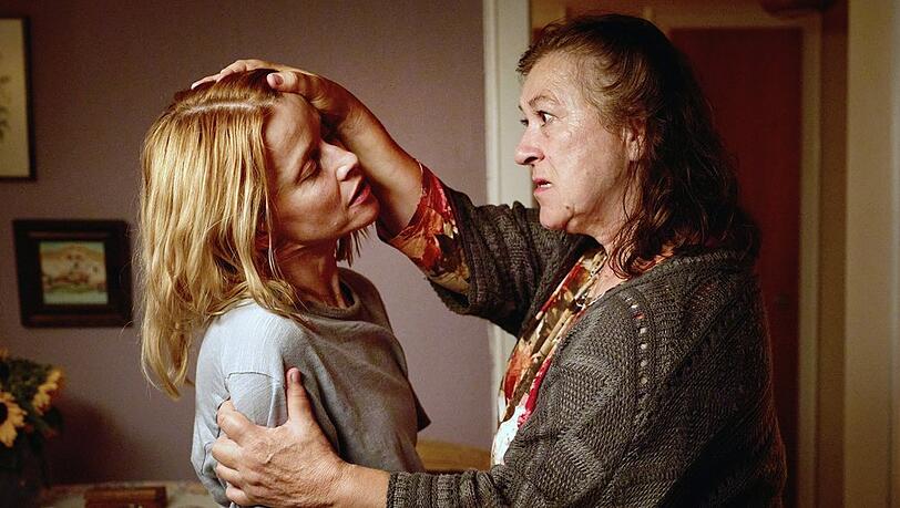 "Elodie": Was ist passiert, als Elodie (Karoline Schuch, l.) als Baby bei Frau Wontroba (Eva Mattes) war?