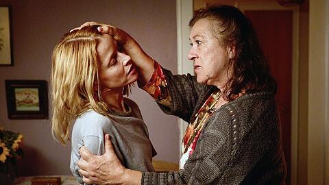 "Elodie": Was ist passiert, als Elodie (Karoline Schuch, l.) als Baby bei Frau Wontroba (Eva Mattes) war?