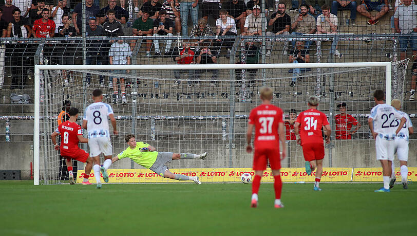 Im September trafen Sechzig und Buchbach bereits im Grünwalder Stadion aufeinander. Damals setzten sich die Roten mit 3:1 gegen die Blauen durch und ließen den DFB-Pokal-Traum von 1860 platzen. Im September trafen Sechzig und Buchbach bereits im Grünwalder Stadion aufeinander. Damals setzten sich die Roten mit 3:1 gegen die Blauen durch und ließen den DFB-Pokal-Traum von 1860 platzen.