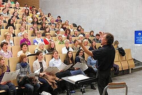 Dirigent Christof Prick mit dem Mega-Chor im Hörsaal der Ohm-Hochschule.