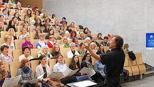 Dirigent Christof Prick mit dem Mega-Chor im Hörsaal der Ohm-Hochschule. Dirigent Christof Prick mit dem Mega-Chor im Hörsaal der Ohm-Hochschule.