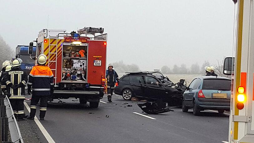 Am Donnerstagmorgen stießen zwei Autos auf einer Bundesstraße frontal zusammen. Beide Fahrer starben noch am Unfallort. Die Bilder des Unfalls.
