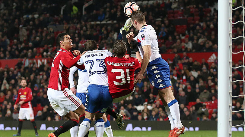 Bastian Schweinsteiger hat bei seinem ersten Startelf-Einsatz seit über einem Jahr für den englischen Rekordmeister Manchester United mit einem Tor und einer Vorlage geglänzt.