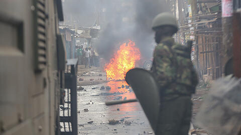 Polizisten im Slum Kibera in Nairobi. Nach dem Wahlsieg von Kenyatta sind bei Protesten zahlreiche Menschen ums Leben gekommen.