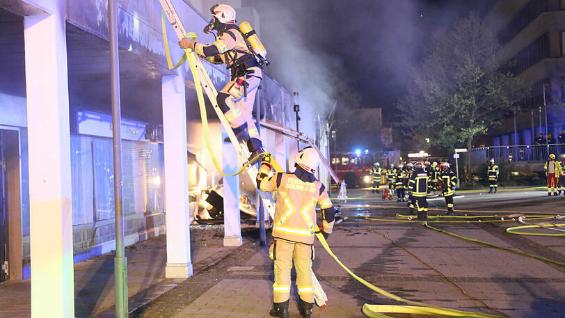 Die Bilder vom großen Feuerwehreinsatz in Waldkraiburg. Das Obstgeschäft brannte komplett aus, der Sachschaden ist enorm.