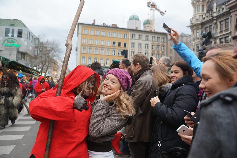 Finstere Gestalten streiften am Sonntagnachmittag lautstark über den Christkindlmarkt.