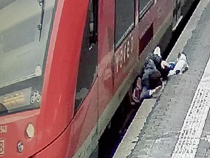 Zwischen Bahnsteigkante und Regionalbahn: Der Mann überstand den Zwischenfall im Bonner Hauptbahnhof mit leichten Verletzungen.