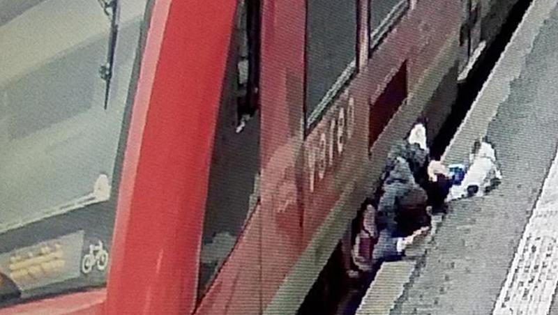 Zwischen Bahnsteigkante und Regionalbahn: Der Mann überstand den Zwischenfall im Bonner Hauptbahnhof mit leichten Verletzungen. Zwischen Bahnsteigkante und Regionalbahn: Der Mann überstand den Zwischenfall im Bonner Hauptbahnhof mit leichten Verletzungen.