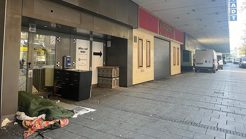 An der Schützenstraße haben sich beim ehemaligen Karstadtkaufhaus Obdachlose eingerichtet. An der Schützenstraße haben sich beim ehemaligen Karstadtkaufhaus Obdachlose eingerichtet.