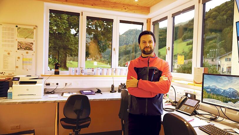 Michael Renner in der Einsatzzentrale in Ramsau. Der Watzmann ist hinter den Wolken. Und auf dem Bildschirm.