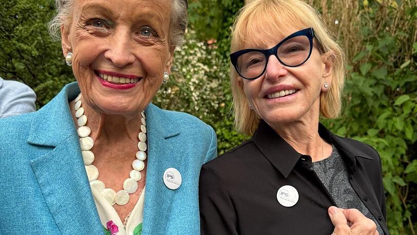 Die Münchner Hautärztin Luitgard Wiest brachte Botox nach Deutschland. Jetzt hat sie ihre kanadische Freundin Jean Carruthers (re.) zu einer Gartenparty eingeladen. Die Münchner Hautärztin Luitgard Wiest brachte Botox nach Deutschland. Jetzt hat sie ihre kanadische Freundin Jean Carruthers (re.) zu einer Gartenparty eingeladen.