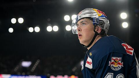 „Wenn ich dabei sein sollte, ist es mega cool“, sagt EHC-Verteidiger Phillip Sinn über den Traum, bei Olympia auf die Stars der NHL zu treffen.