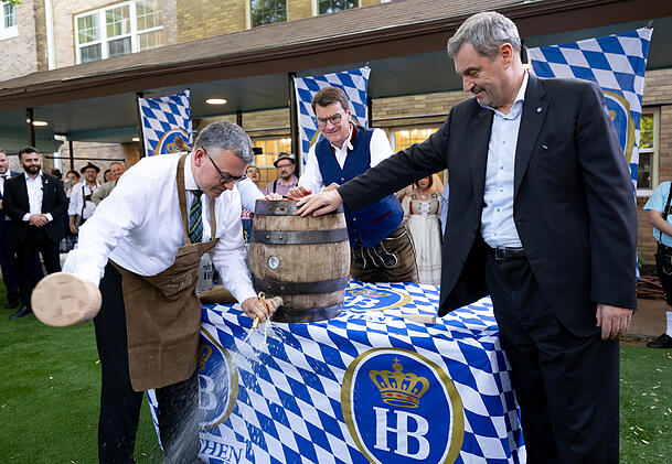 Florian Herrmann (l-r, CSU), Leiter der bayerischen Staatskanzlei, Jörg Lehmann, Direktor des Staatlichen Hofbräuhauses München und Markus Söder (CSU), Ministerpräsident von Bayern, zapfen ein Bierfass an. Florian Herrmann (l-r, CSU), Leiter der bayerischen Staatskanzlei, Jörg Lehmann, Direktor des Staatlichen Hofbräuhauses München und Markus Söder (CSU), Ministerpräsident von Bayern, zapfen ein Bierfass an.