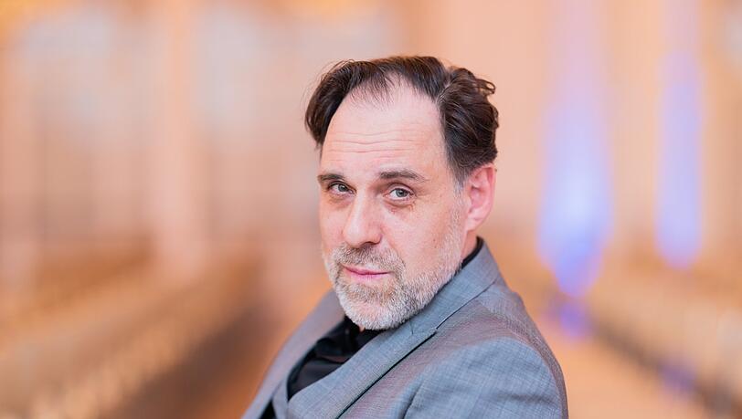 Thomas Loibl als Vater, der &uuml;ber Lebenswege seiner Kiner nachdenkt.