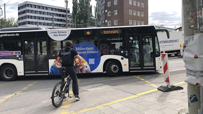 -Kommt-ewig-kein-Bus-Pendler-Frust-wegen-Baustelle-an-Poccistra-e-und-Goetheplatz