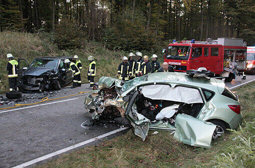 Im Landkreis Mühldorf wurden am späten Montagnachmittag zwei Personen bei einem schweren Verkehrsunfall verletzt.