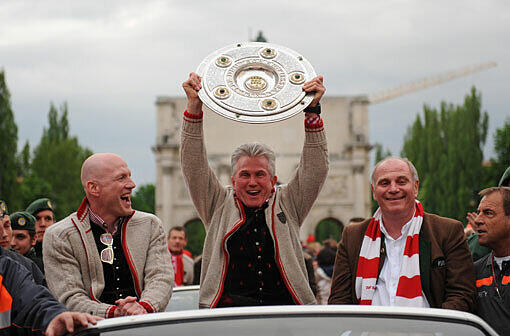 Trainer Jupp Heynckes mit der Schale. Links Matthias Sammer, rechts Uli Hoeneß.