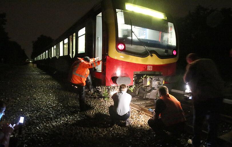 Die Unwetter haben in Berlin dafür gesorgt, dass ein Zug der S-Bahn aus den Schienen gesprungen ist. Die Bilder
