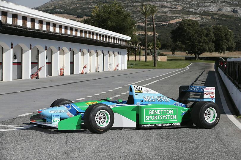 Dieser Benetton-Ford-Formel-1-Bolide, mit dem Michael Schumacher 1994 zu seinem ersten WM-Titel fuhr, wechselte für 740.000 Euro den Besitzer.