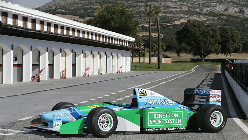 Dieser Benetton-Ford-Formel-1-Bolide, mit dem Michael Schumacher 1994 zu seinem ersten WM-Titel fuhr, wechselte für 740.000 Euro den Besitzer. Dieser Benetton-Ford-Formel-1-Bolide, mit dem Michael Schumacher 1994 zu seinem ersten WM-Titel fuhr, wechselte für 740.000 Euro den Besitzer.