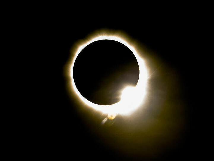 Der sogenannte Diamantring-Effekt während einer totalen Sonnenfinsternis im Jahr 2012 über Australien
