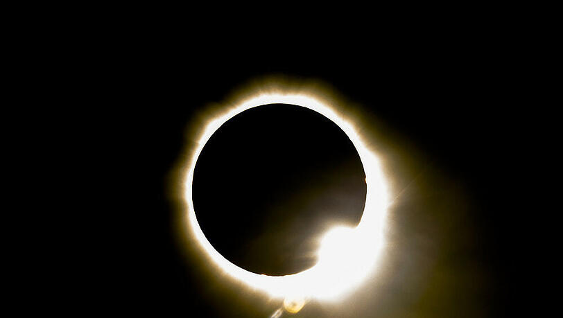 Der sogenannte Diamantring-Effekt während einer totalen Sonnenfinsternis im Jahr 2012 über Australien Der sogenannte Diamantring-Effekt während einer totalen Sonnenfinsternis im Jahr 2012 über Australien