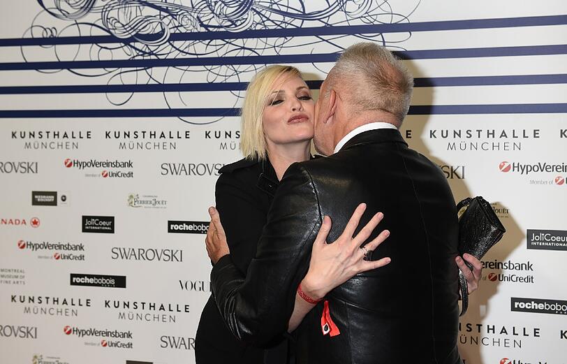 Nadja Auermann herzt Jean Paul Gaultier