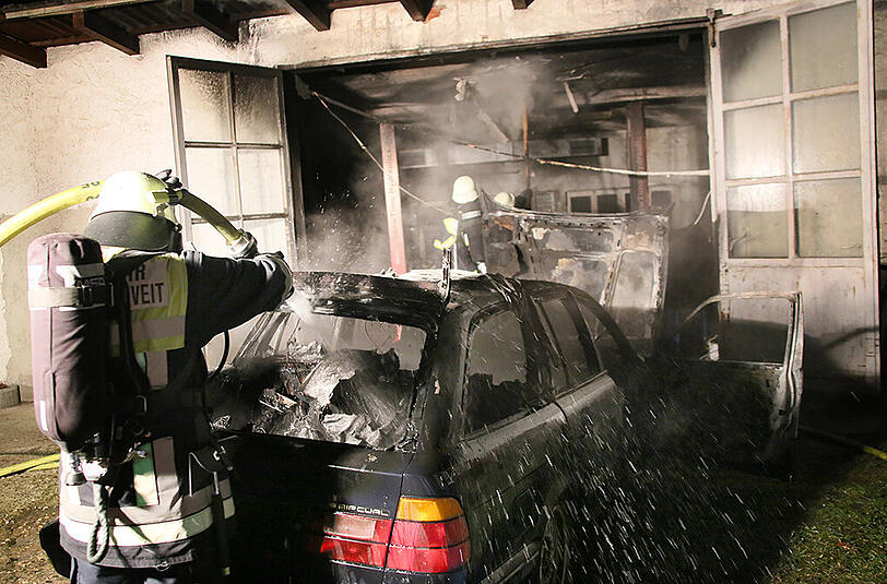 Bilder vom Einsatz in Neumarkt. Der abgestellte Wagen in der Garage brannte vollkommen aus.