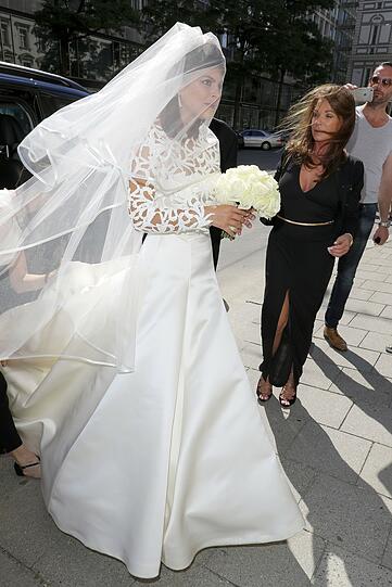 Die Tochter von Uschi Glas trägt ein traumhaft schönes Hochzeitskleid.