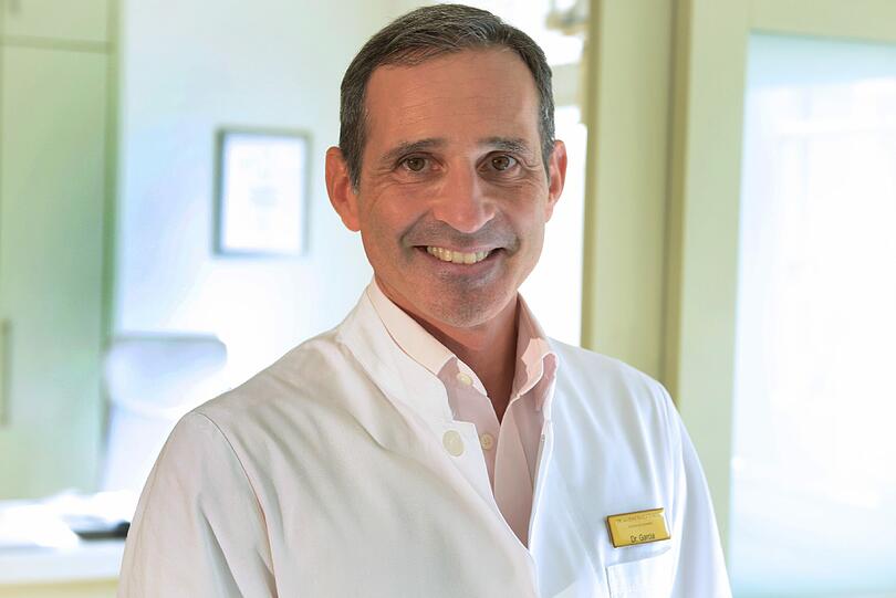 Dr. Garcia, Facharzt für Plastische Chirurgie, hat ein Auge für Proportionen und Formen und verbindet mit seinem Traumberuf zwei Themen: Medizin und Ästhetik.