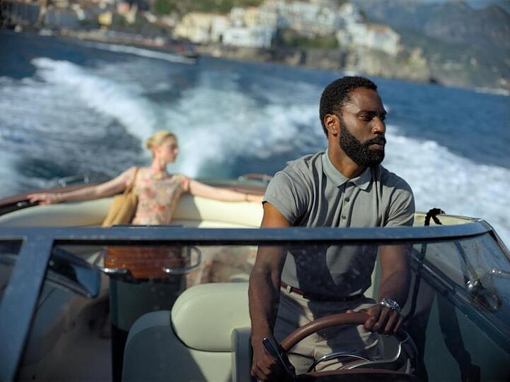 Elizabeth Debicki und John David Washington in einer Szene des Films "Tenet".